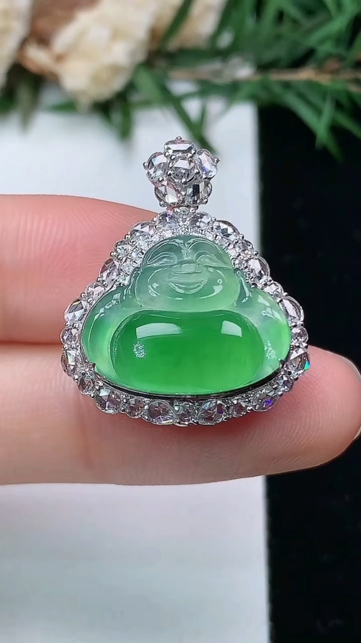 天然A货翡翠佛公吊坠，尺寸25-20.7-10.7，裸石13-16.8，重量:4.69g
4月4日