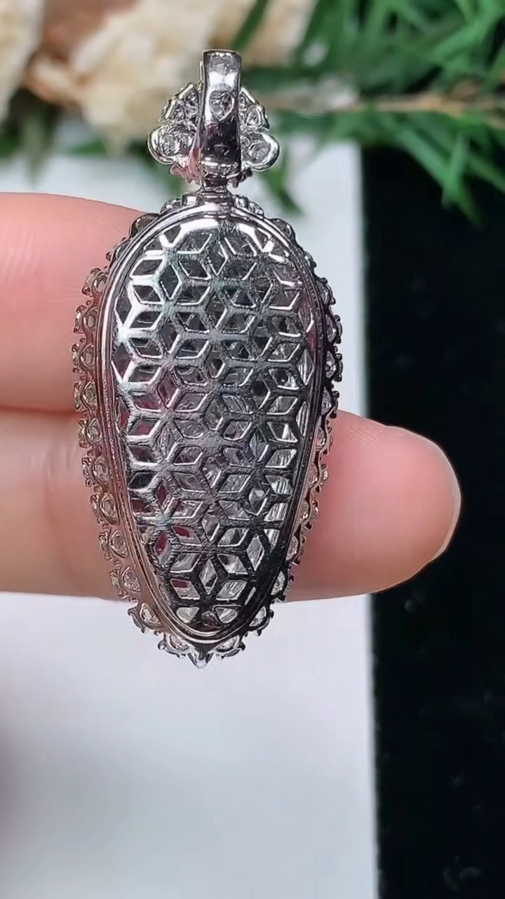 天然A货翡翠金枝玉叶 叶子吊坠，尺寸36-15.9-9，裸石22.5-12.3，重量:5.00g
4月4日