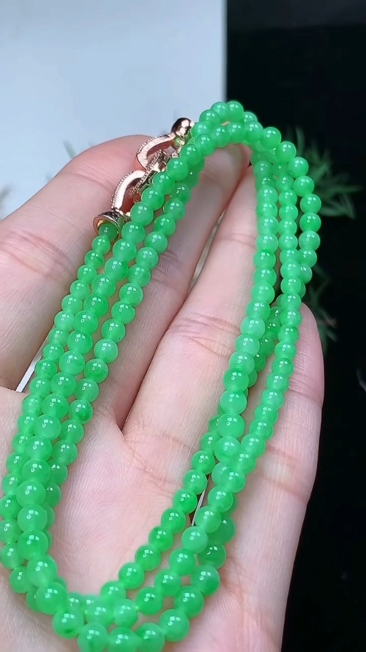 天然A货翡翠圆珠项链，尺寸4.1-173颗，重量:15.00g4月4日
工厂直销收藏佳品,种好水足，色泽均匀，有种有色，上手高大气！