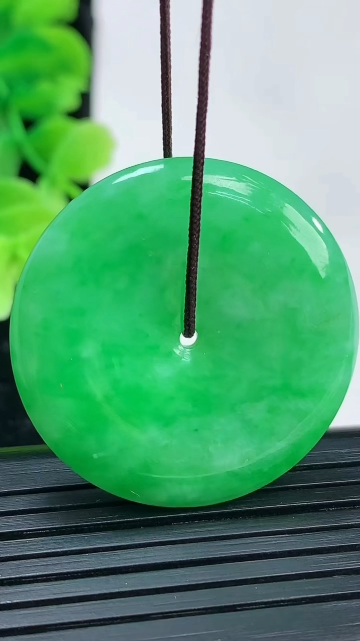 天然A货翡翠平安扣吊坠尺寸32.5-5.2重量:12.52g
4月4日