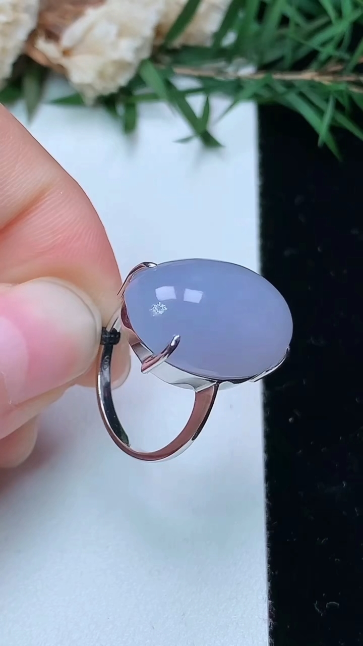 天然A货翡翠k金紫罗兰蛋面戒指，尺寸15.9-19.6-12.3，重量:5.64g2026年4月4日
工厂直销收藏佳品,种好水足，色泽均匀，有种有色，上手高大气！