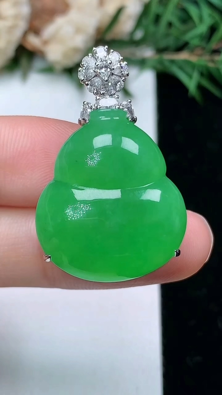 天然A货翡翠葫芦吊坠，尺寸23-20.4-11.4，重量:9.50g
4月4日