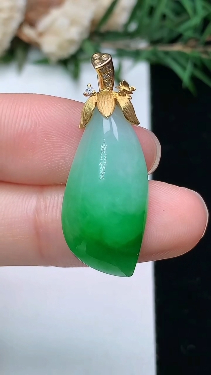 天然A货翡翠随形吊坠，尺寸24.7-12-6.3，重量:3.95g
4月4日