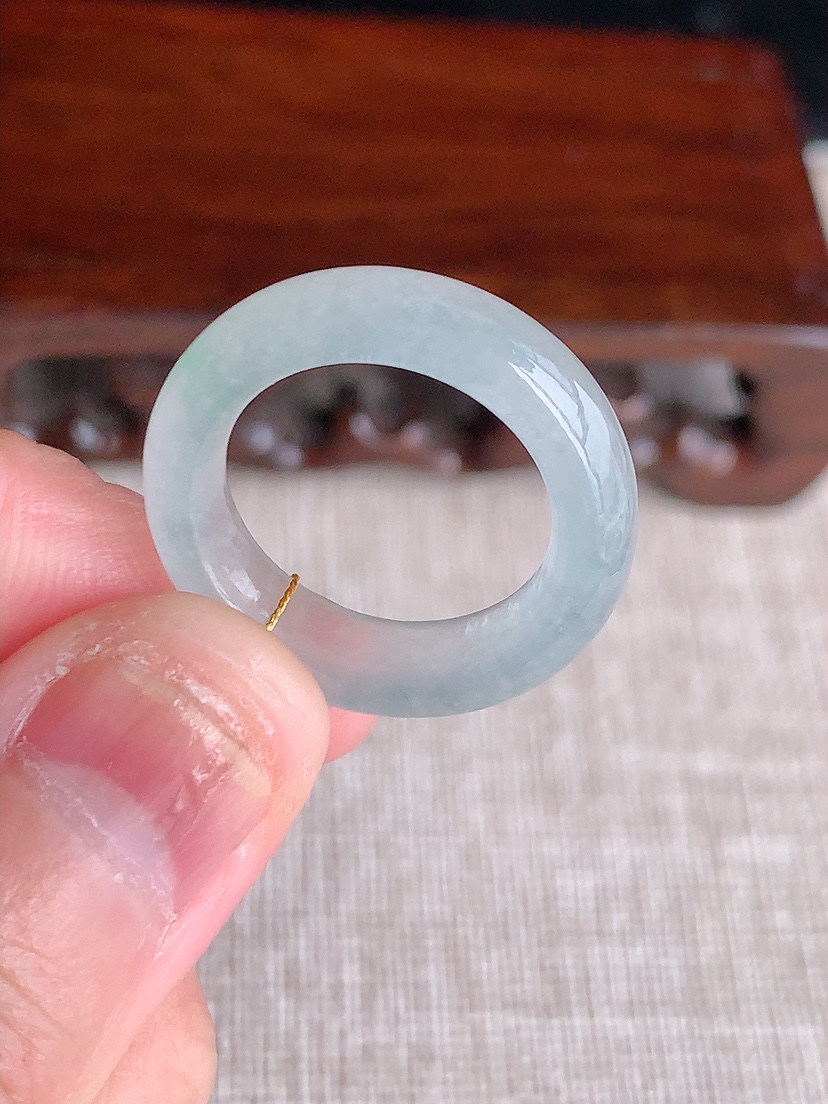 天然A货翡翠白冰白月光素面戒指 
尺寸17-5.8-4mm 重量4.00g 0404