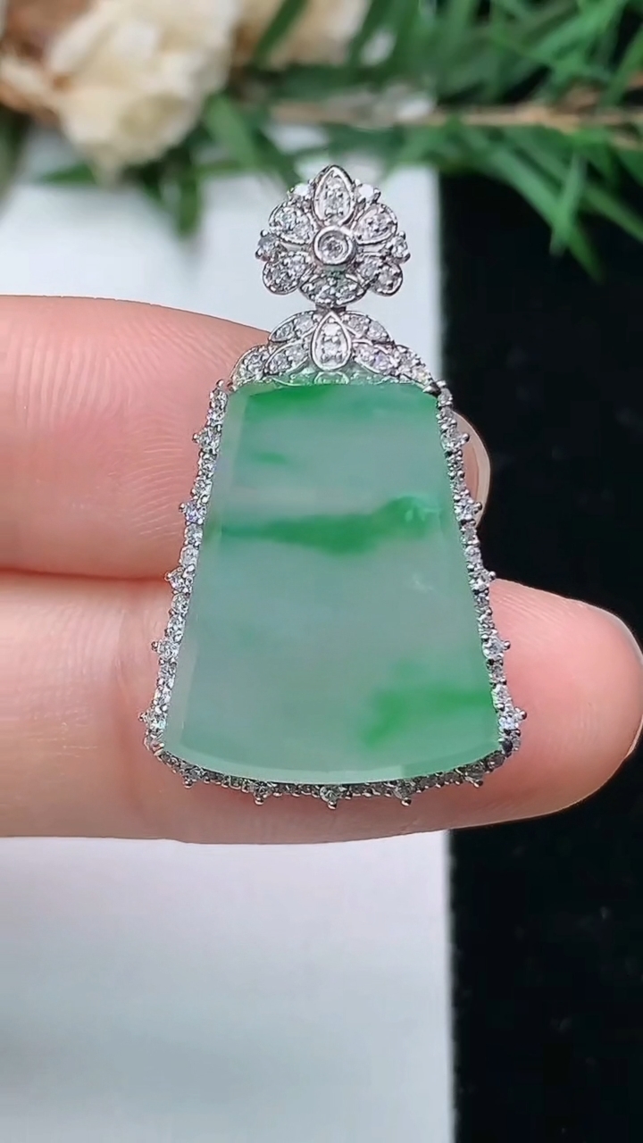 天然A货翡翠无事牌吊坠，尺寸29.2-17.6-8.6，裸石17.8-14，重量:4.35g
4月4日