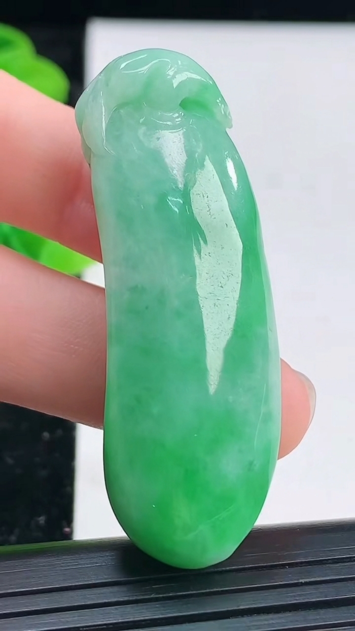 天然A货翡翠福瓜吊坠尺寸49.5-17.5-12.2重量:21.02g
4月4日