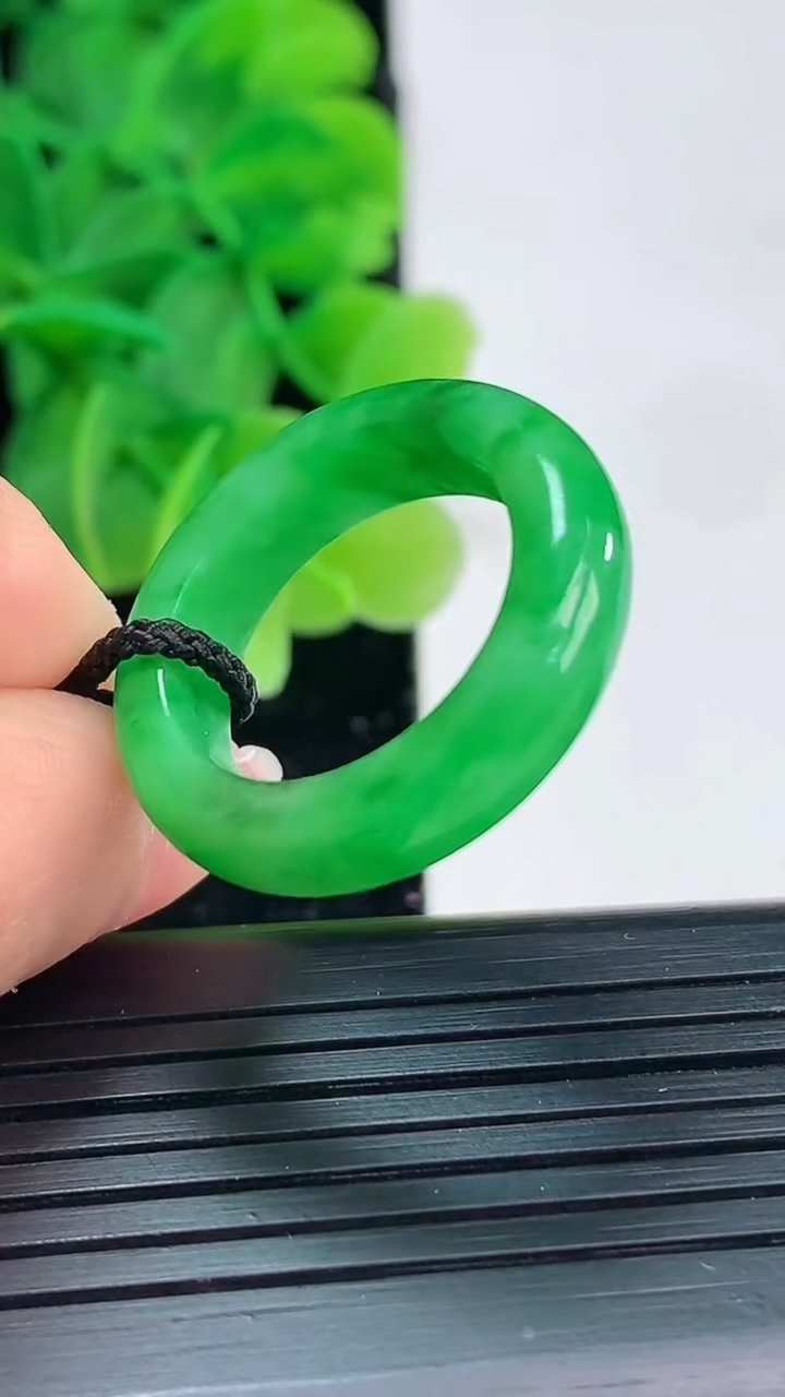 天然A货翡翠指环戒指尺寸17.5-5.5-3.9重量:4.38g2026年4月4日
工厂直销收藏佳品,种好水足，色泽均匀，有种有色，上手高大气！