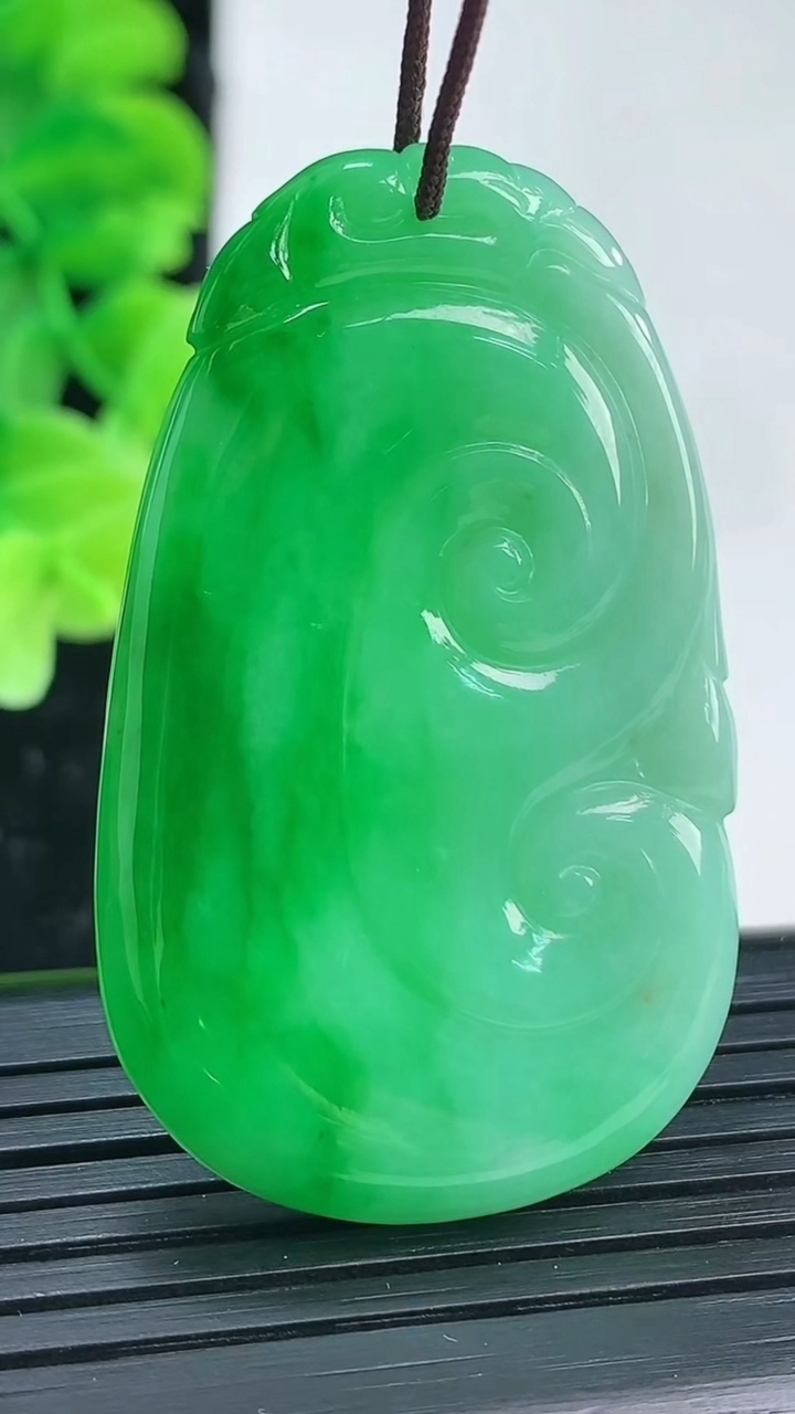 天然A货翡翠如意吊坠尺寸45.1-26.7-4.5重量:13.26g
4月4日