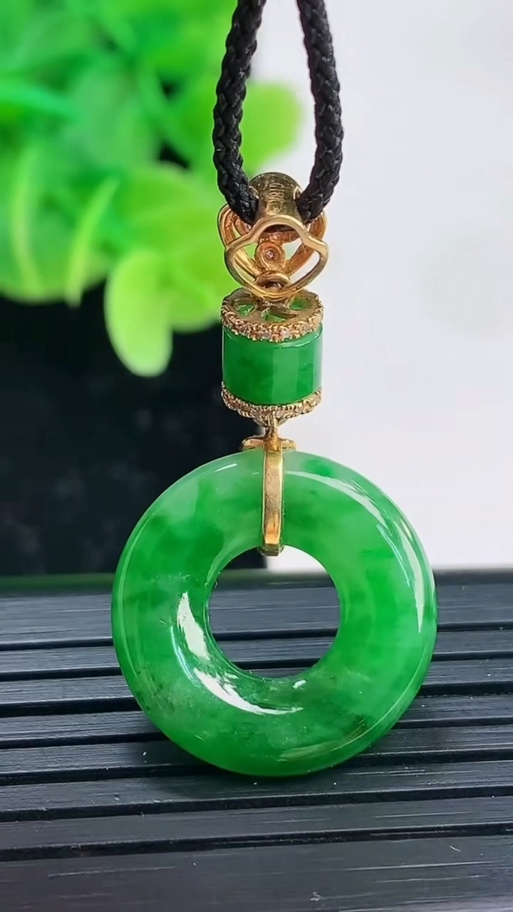 天然A货翡翠平安环吊坠尺寸18.9-3.4重量:3.65g
4月4日