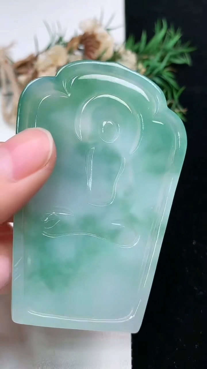 天然A货翡翠大日如来吊坠，尺寸71.8-48-4.9，重量:38.86g
4月4日