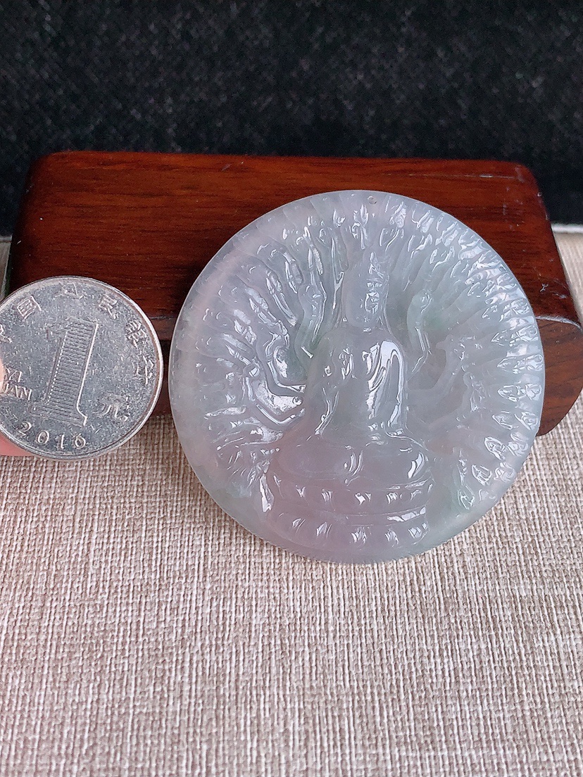 天然A货翡翠晴底千手观音吊坠 
尺寸51-5.6mm 重量27.66g 0404