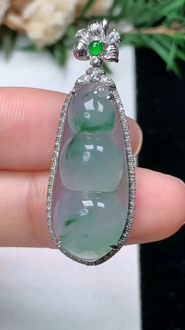 天然A货翡翠飘花福豆吊坠，尺寸37.2-13.5-9.3
4月4日