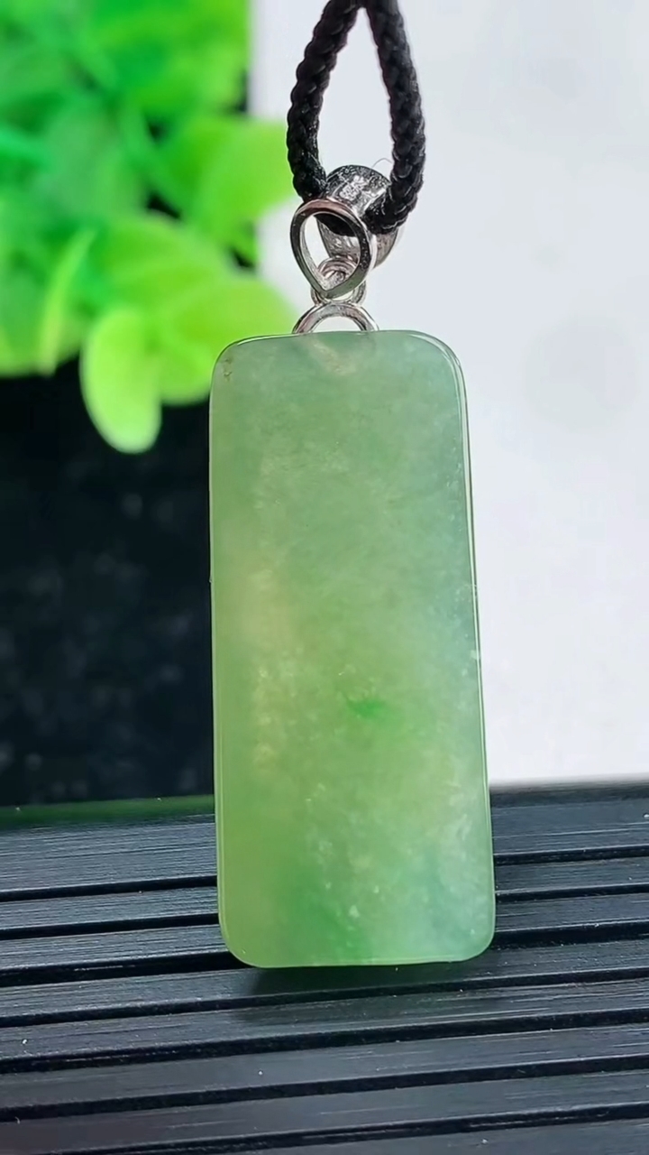 天然A货翡翠无事牌吊坠尺寸30.6-13.1-4.4重量:4.96g
4月4日