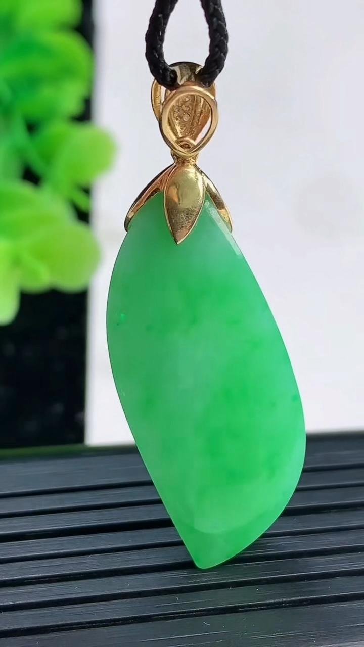 天然A货翡翠随形吊坠尺寸35.1-14.5-8.3重量:6.92g
4月4日