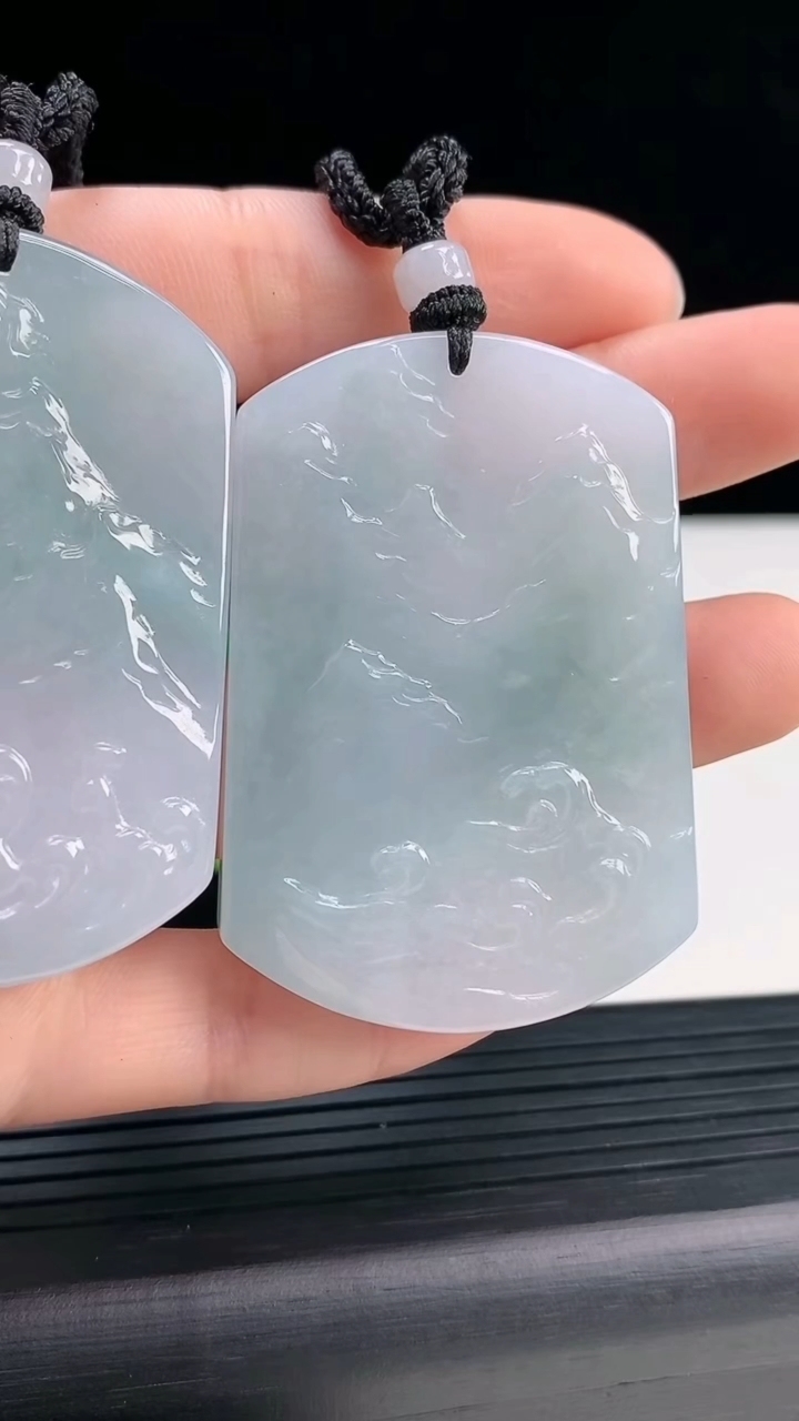 天然A货翡翠飘花海誓山盟吊坠一对尺寸51.1-35.8-5.9重量:72.88g
4月4日