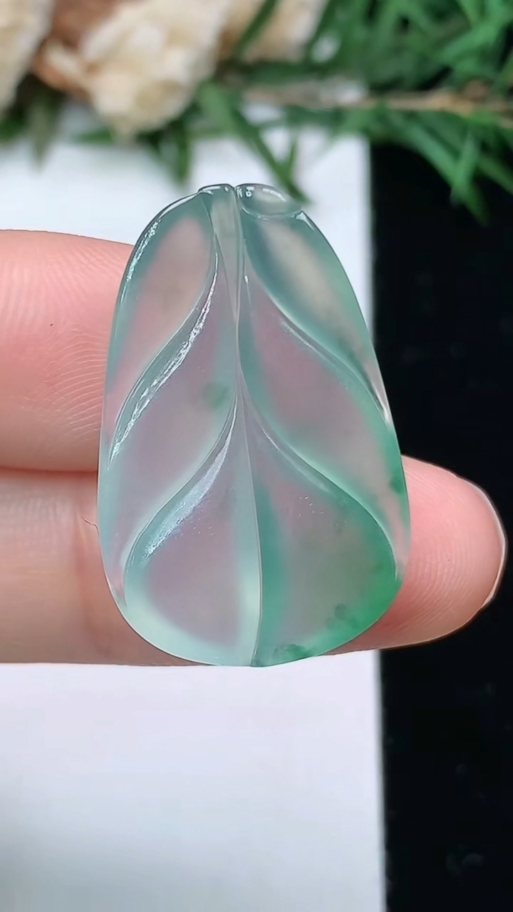 天然A货翡翠金枝玉叶 叶子镶嵌件，尺寸26.6-17.3-4.4，重量:3.79g
4月4日