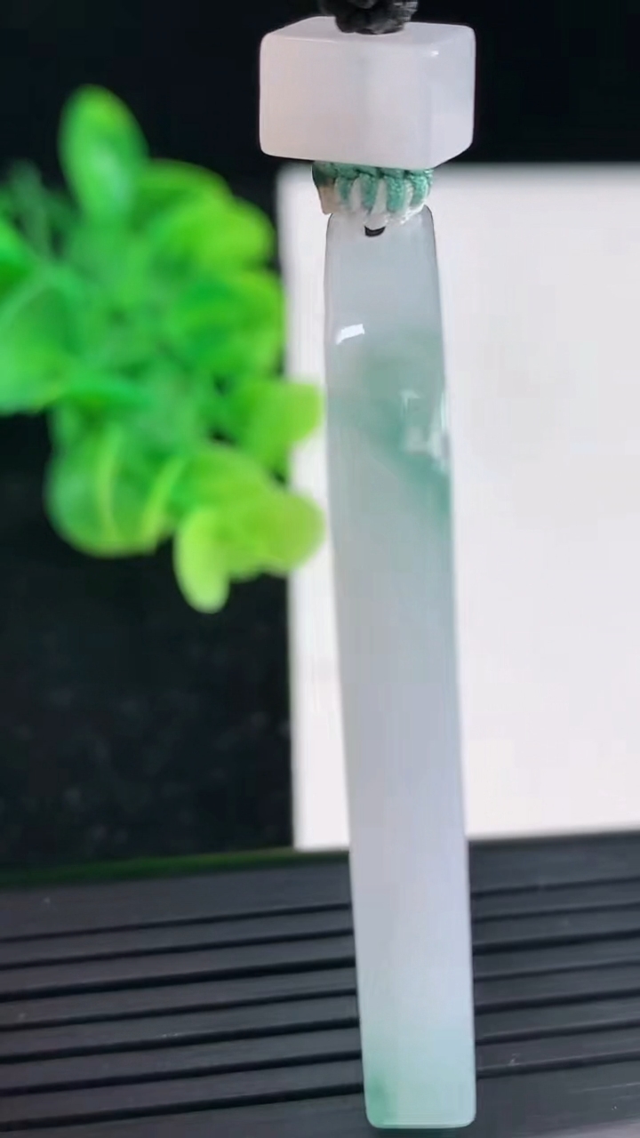 天然A货翡翠飘花无事牌吊坠尺寸54-41-6重量:43.76g
4月4日