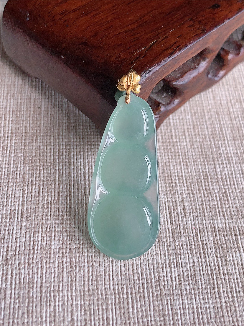 天然A货翡翠18K金扣头晴水四季豆福豆平安豆吊坠 
尺寸38-32.6-14.6-7mm 重量5.72g 0404