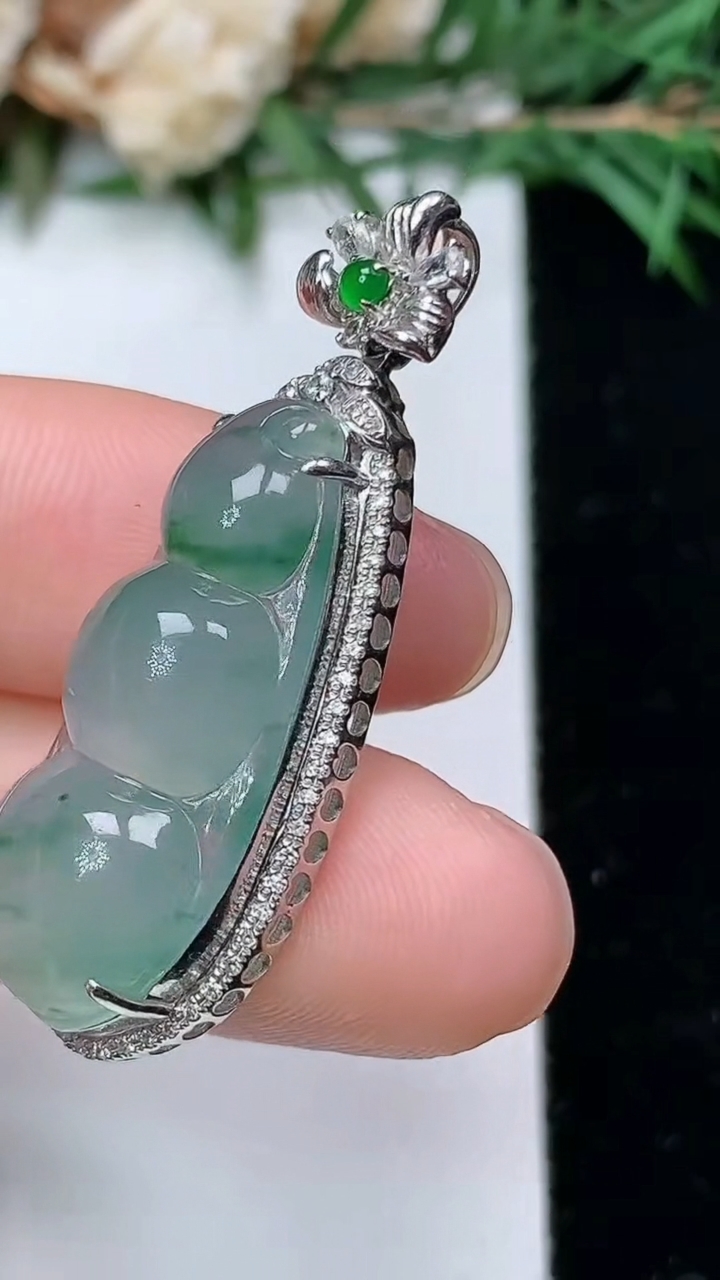 天然A货翡翠飘花福豆吊坠，尺寸37.2-13.5-9.3
4月4日