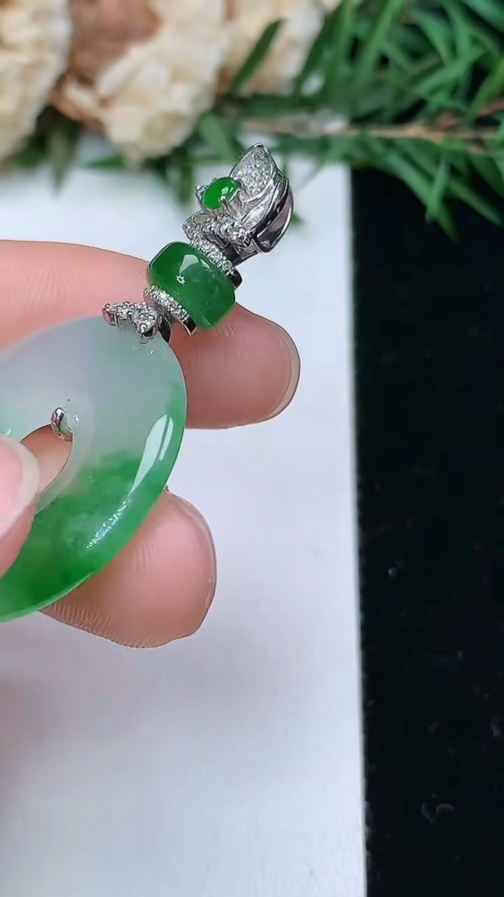 天然A货翡翠平安环吊坠，尺寸24.9-3.7，重量:6.49g
4月4日