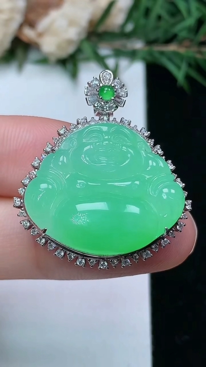 天然A货翡翠佛公吊坠，尺寸30.2-26.6-9.6，裸石19.2-23，重量:7.34g
4月4日