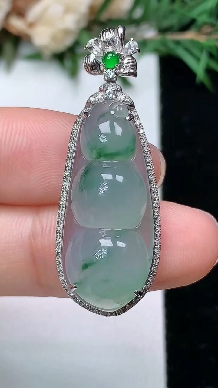 天然A货翡翠飘花福豆吊坠，尺寸37.2-13.5-9.3
4月4日