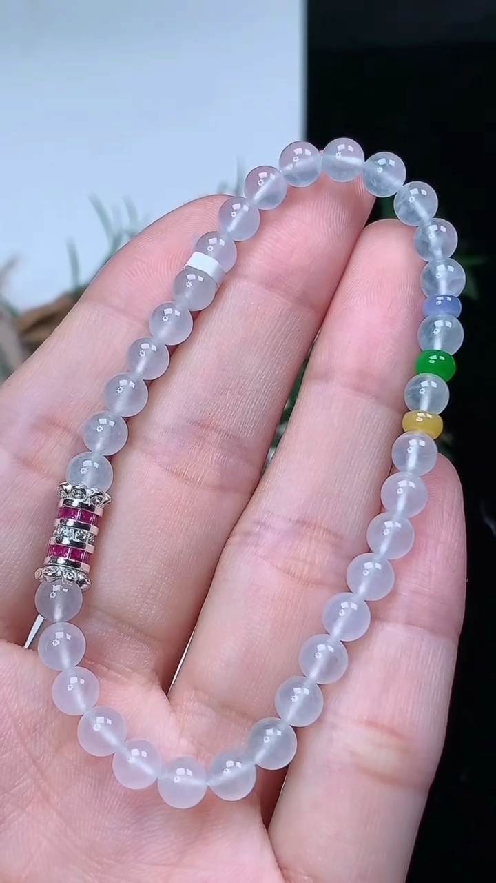 天然A货翡翠白冰圆珠手串，尺寸5-35颗，重量:8.61g4月4日
工厂直销收藏佳品,种好水足，色泽均匀，有种有色，上手高大气！