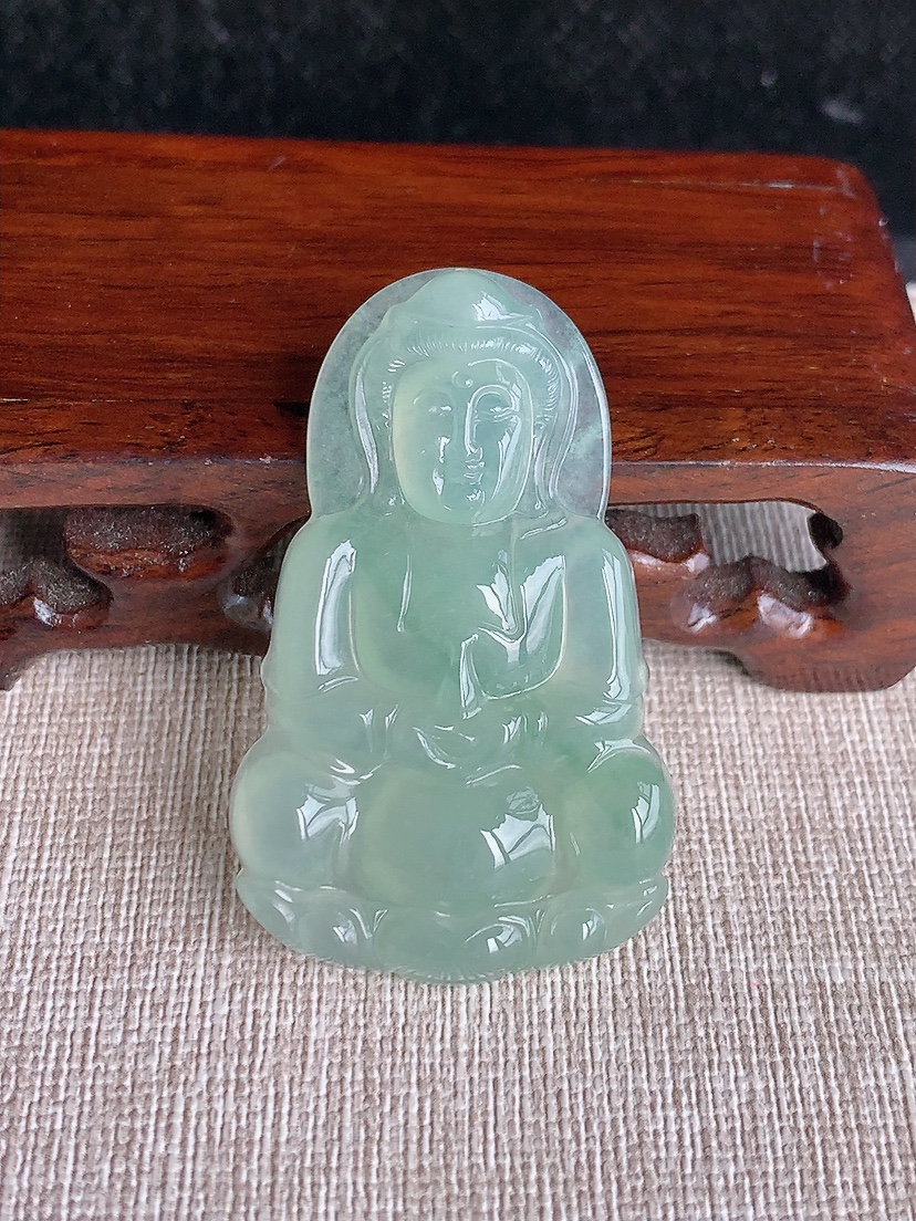 天然A货翡翠晴水正装观音吊坠 
尺寸49.3-30.7-6mm 重量14.86g 0404