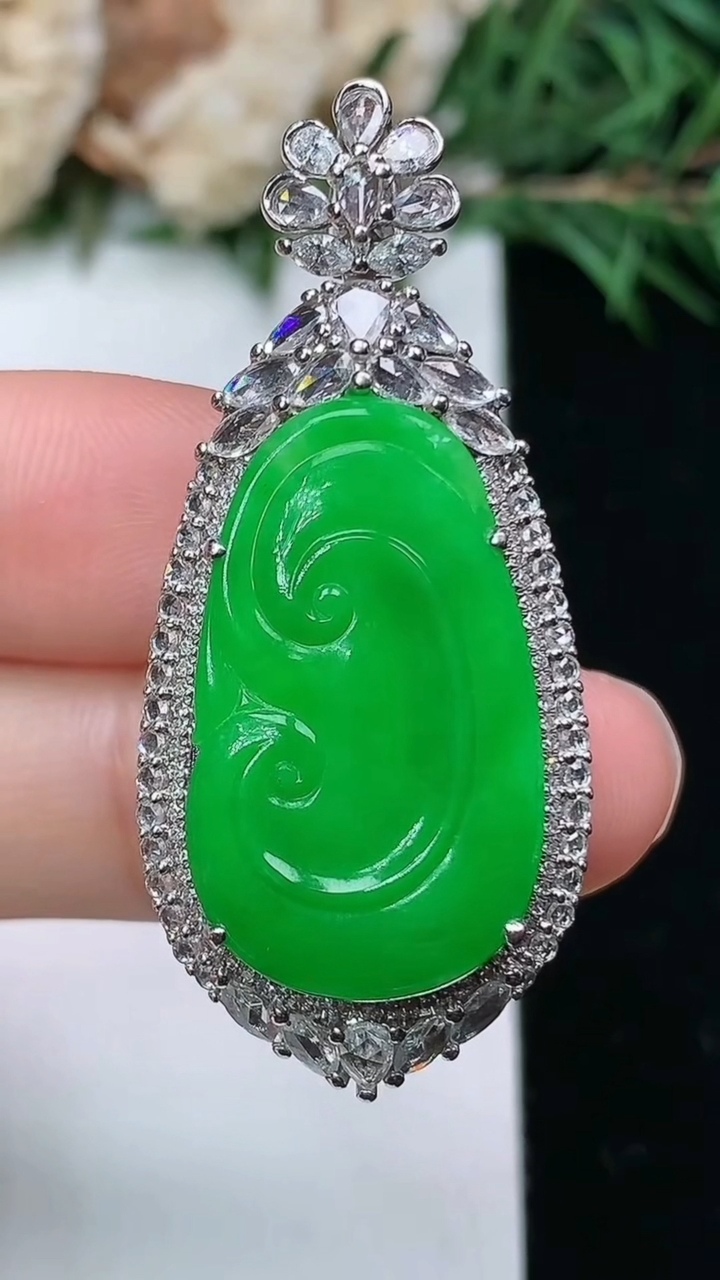 天然A货翡翠如意吊坠，尺寸42.9-19.2-10，裸石24.3-14.5
4月4日，重量:10.7