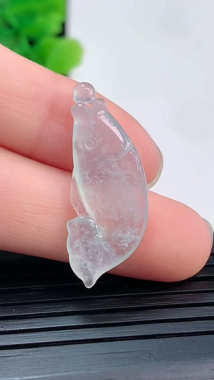 天然A货翡翠年年有余吊坠尺寸29.5-10.9-3.7重量:2.20g
4月4日