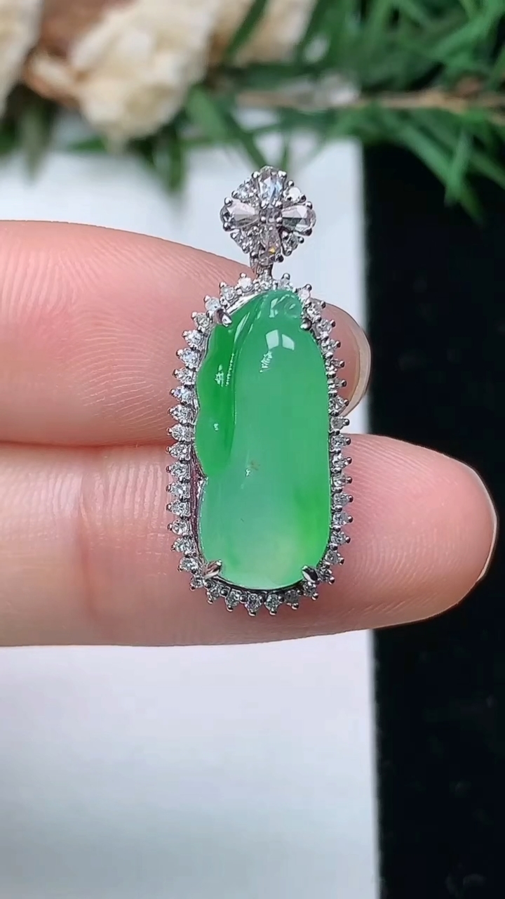 天然A货翡翠福瓜吊坠，尺寸25.6-10.8-7.6，裸石16.8-7.3，重量:2.88g
4月4