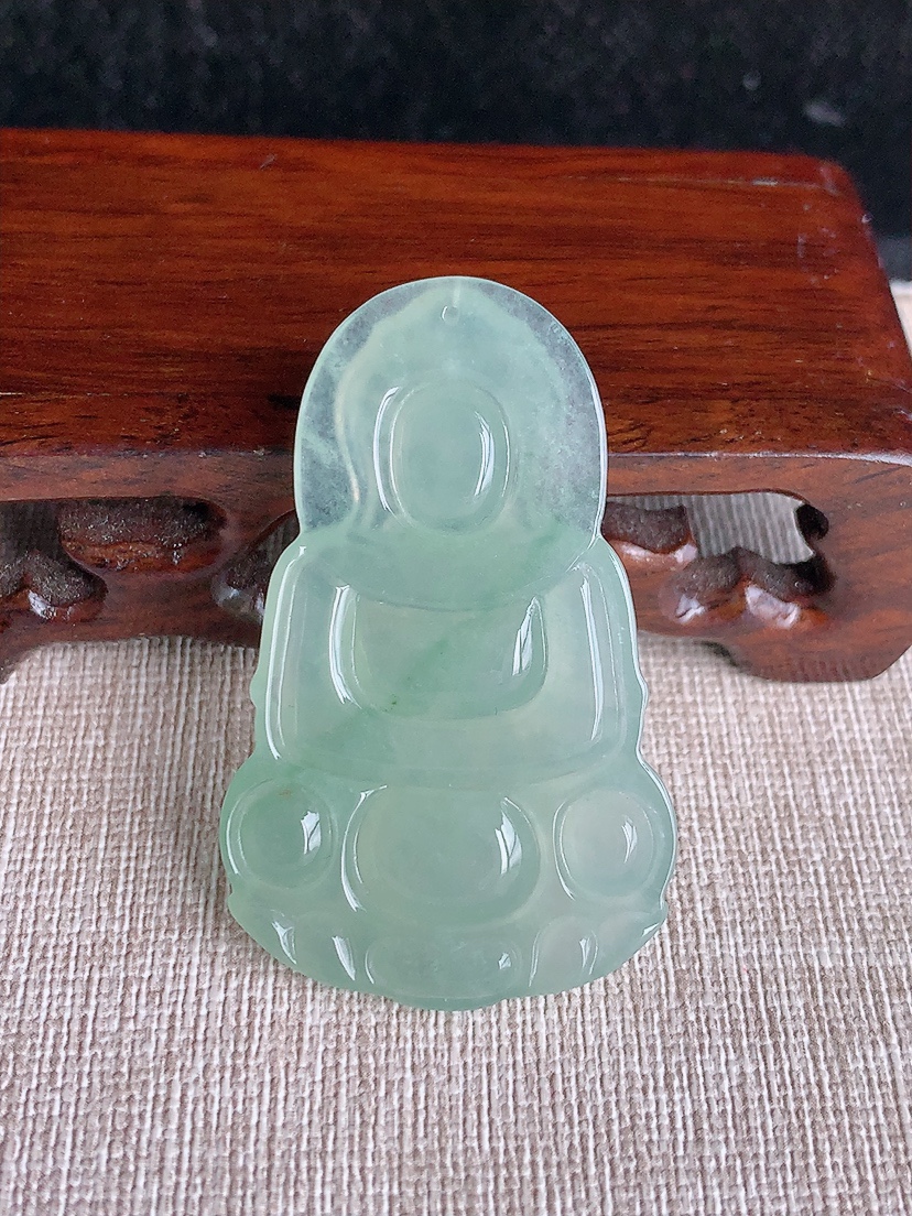 天然A货翡翠晴水正装观音吊坠 
尺寸49.3-30.7-6mm 重量14.86g 0404