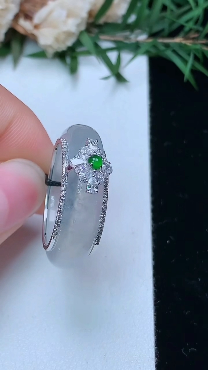 天然A货翡翠白冰指环戒指，尺寸17.8-6-3.8，重量:6.10g2026年4月4日
工厂直销收藏佳品,种好水足，色泽均匀，有种有色，上手高大气！