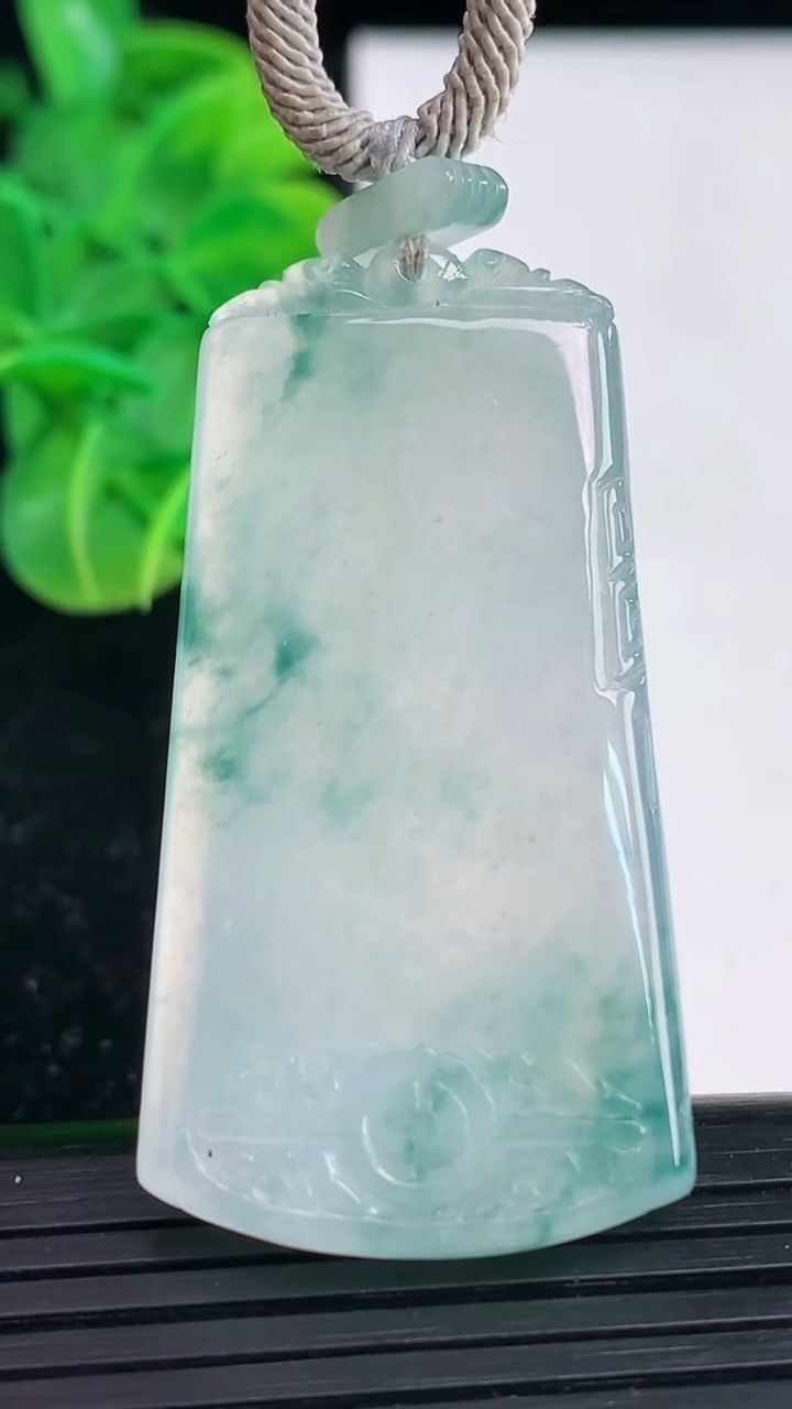 天然A货翡翠冰种飘花仿古无事牌吊坠尺寸48.9-25.4-4重量:18.31g
4月4日