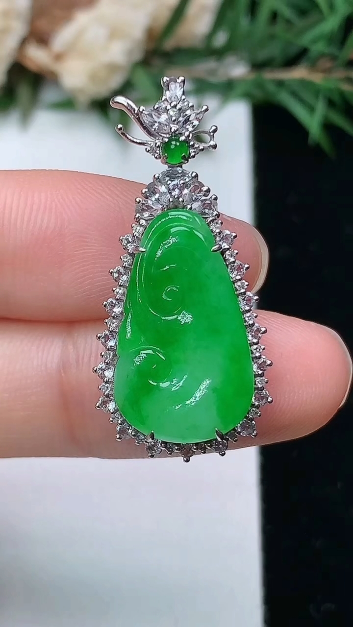 天然A货翡翠如意吊坠，尺寸32-15-6.9，裸石19-11.5，重量:3.61g
4月4日