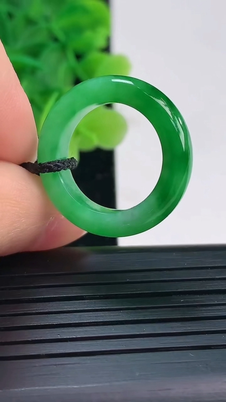 天然A货翡翠指环戒指尺寸16.4-5.3-3.8重量:4.03g2026年4月4日
工厂直销收藏佳品,种好水足，色泽均匀，有种有色，上手高大气！