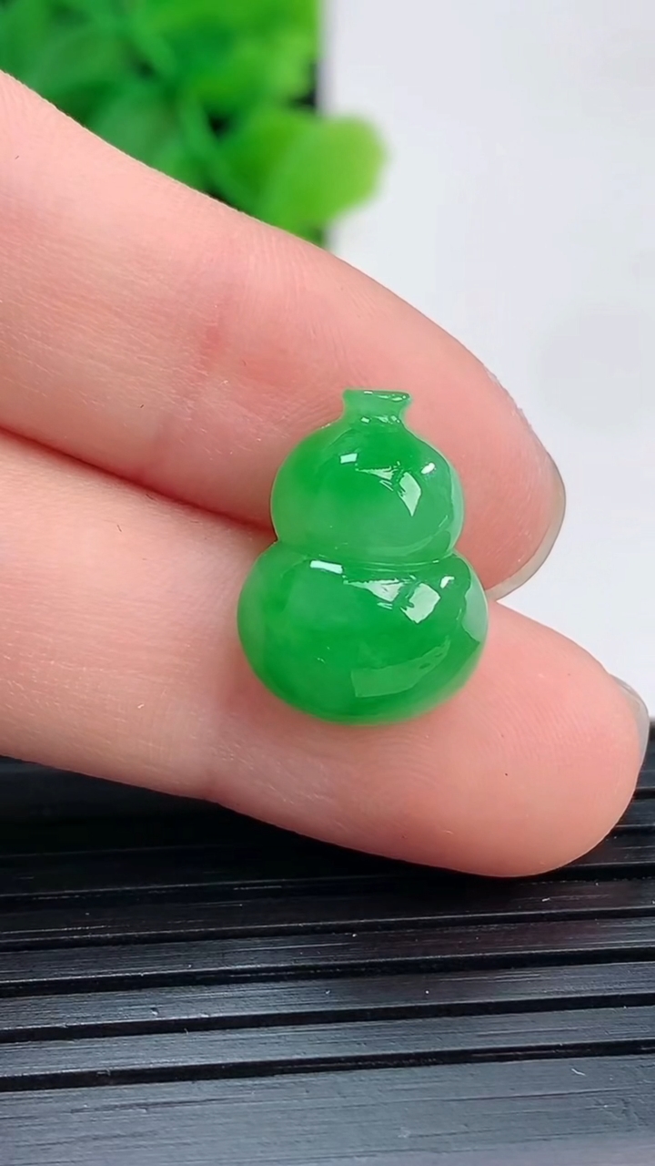 天然A货翡翠葫芦镶嵌件尺寸15.3-11.4-5.3重量:1.53g
4月4日
