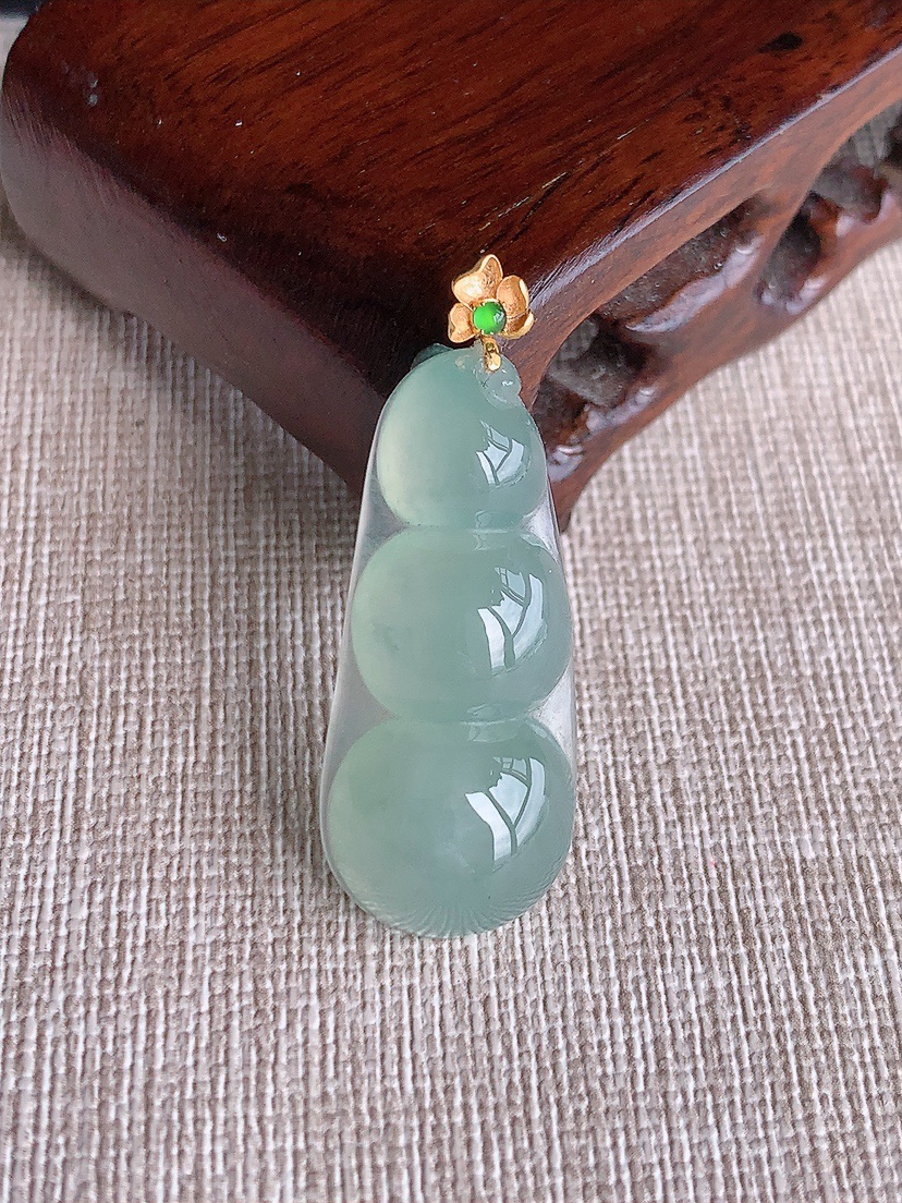 天然A货翡翠18K金扣头晴水四季豆福豆平安豆吊坠 
尺寸38-32.6-14.6-7mm 重量5.7