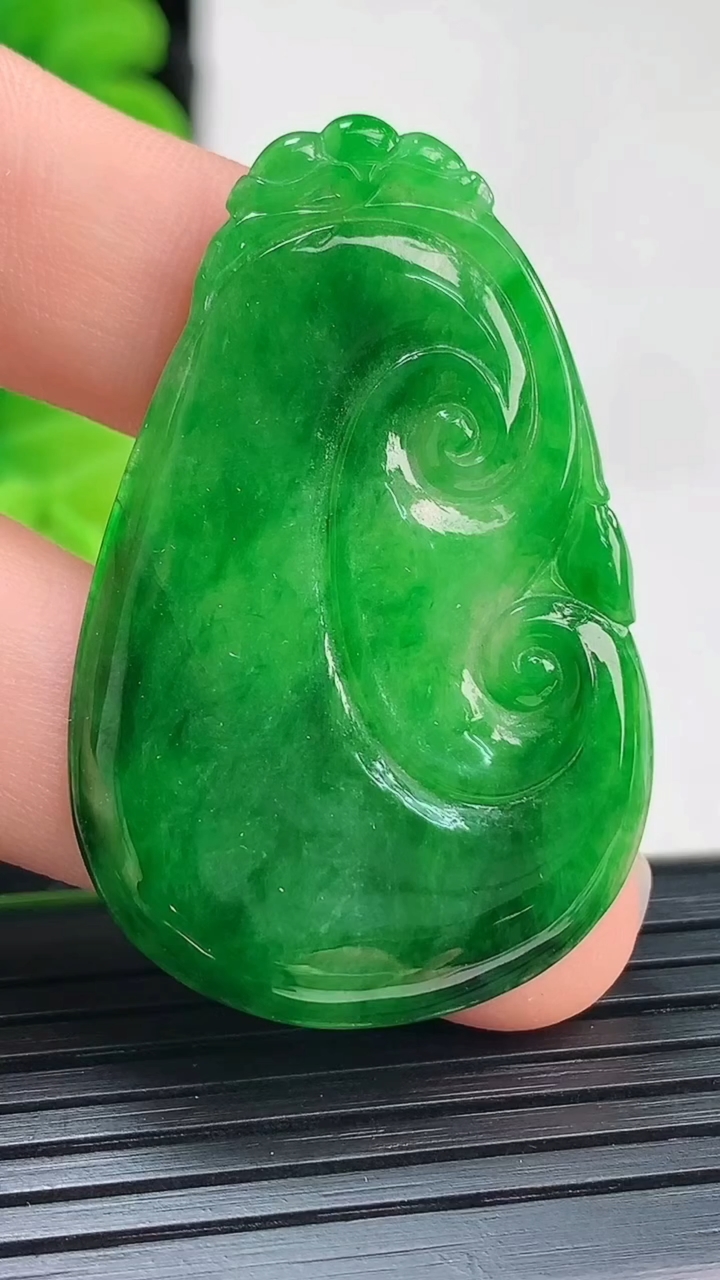 天然A货翡翠如意吊坠尺寸41.9-27.2-2.9重量:6.31g
4月4日