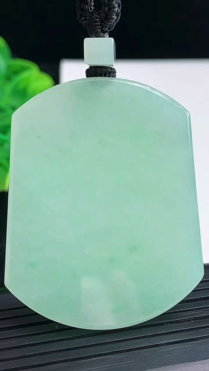 天然A货翡翠无事牌吊坠尺寸51.4-41.2-5.4重量:39.02g
4月4日