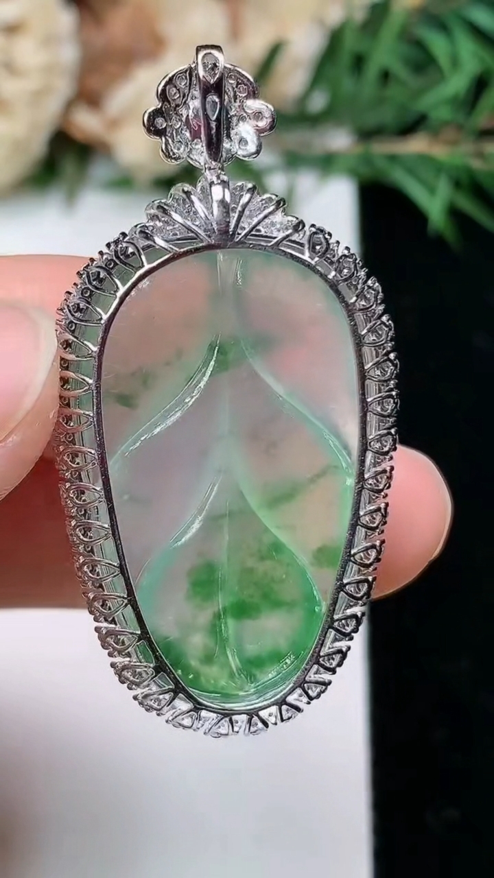 天然A货翡翠金枝玉叶 叶子吊坠，尺寸43.2-22-10.3，裸石29.2-18.6，重量:8.40g
4月4日