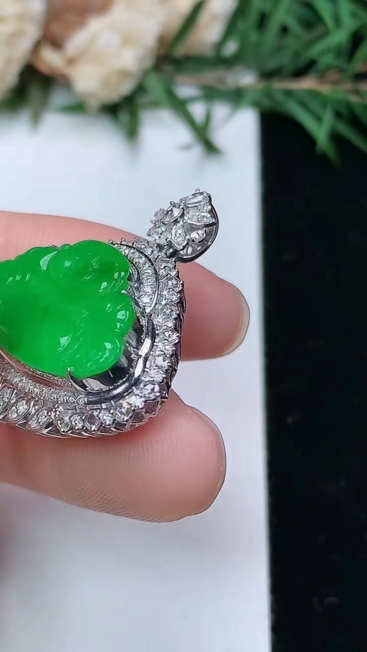 天然A货翡翠佛公吊坠，尺寸27.5-25-10，裸石12.9-20.8，重量:4.85g
4月4日