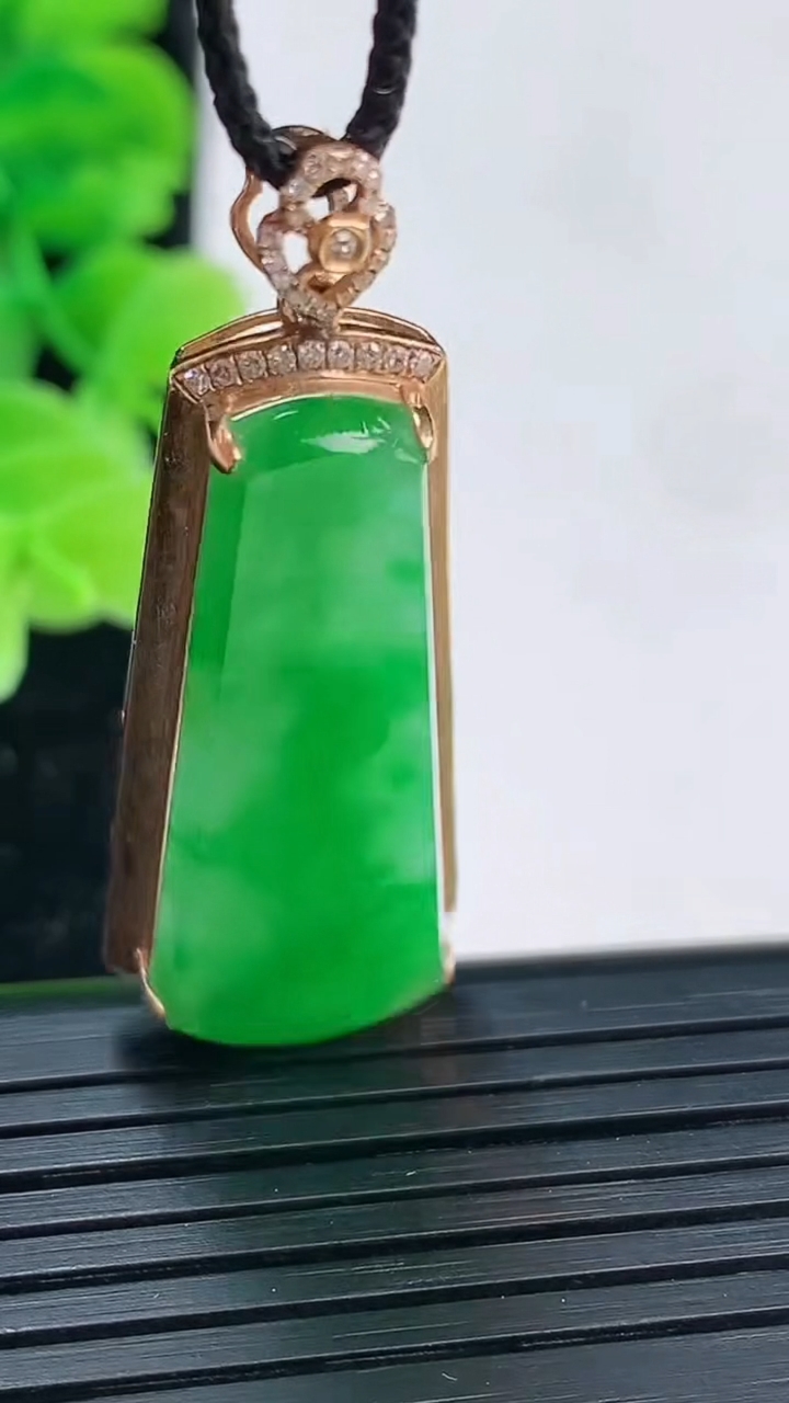 天然A货翡翠无事牌吊坠尺寸42.7-15.6-6.6裸石32.5-13.3重量:5.14g
4月4日