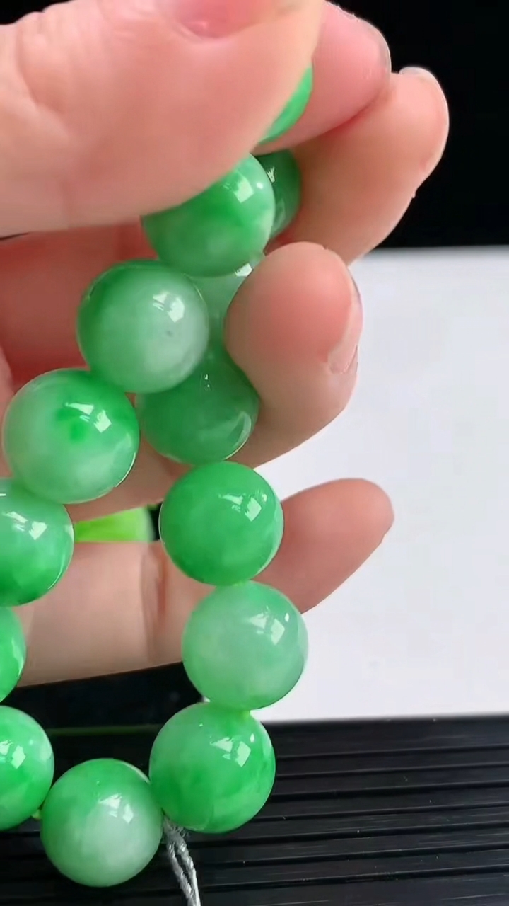 天然A货翡翠圆珠手串尺寸11-17颗重量:43.28g4月4日
工厂直销收藏佳品,种好水足，色泽均匀，有种有色，上手高大气！