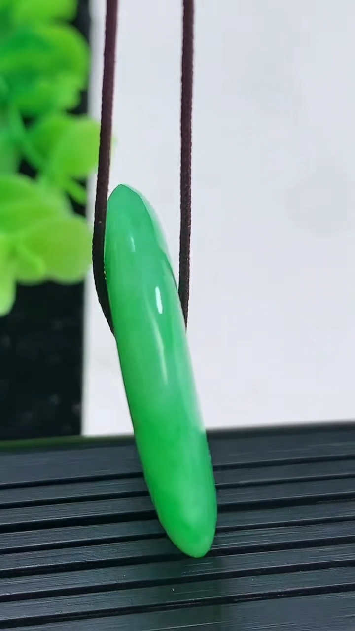 天然A货翡翠平安扣吊坠尺寸32.5-5.2重量:12.52g
4月4日