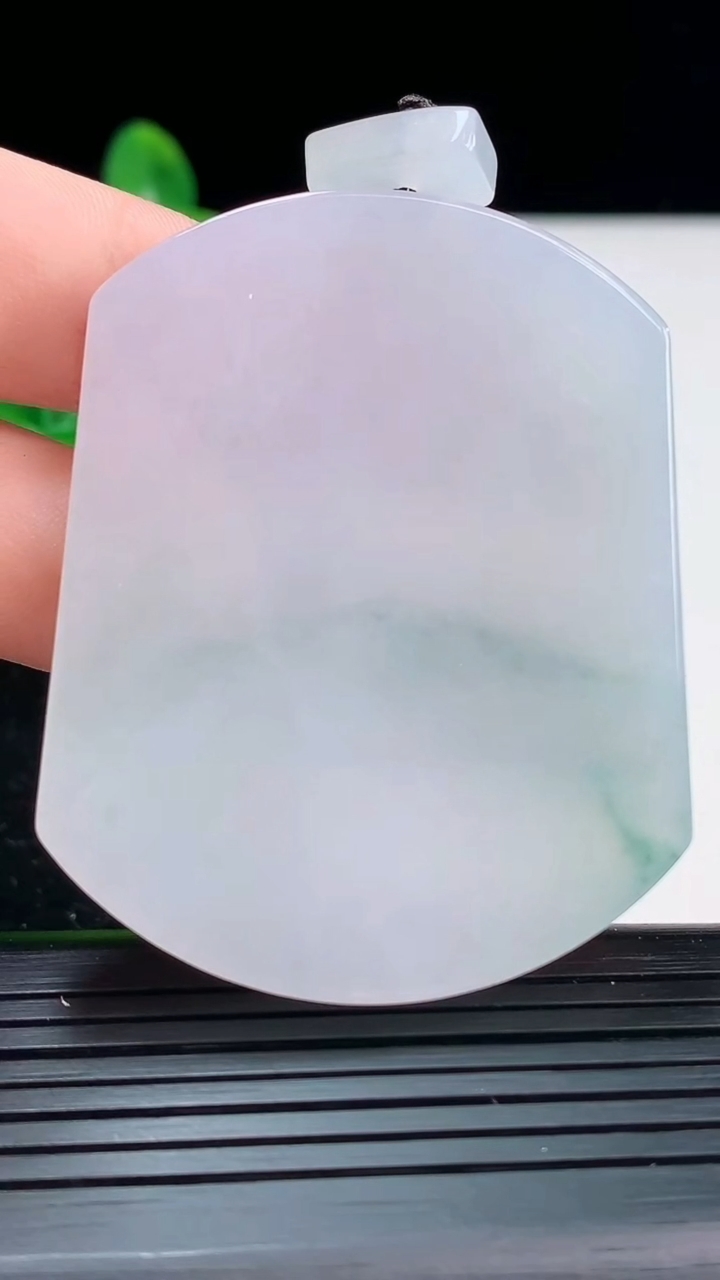 天然A货翡翠飘花无事牌吊坠尺寸54.7-43.7-5.8重量:42.98g
4月4日