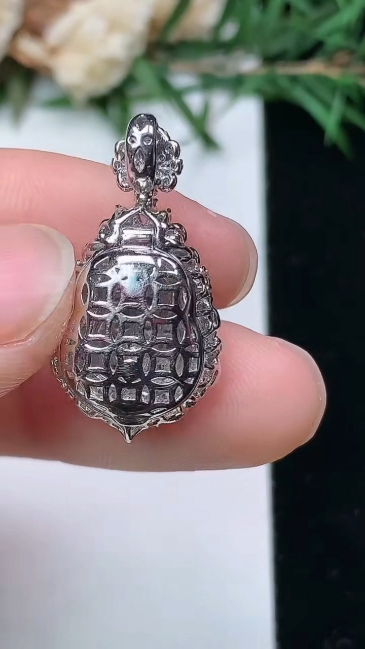 天然A货翡翠葫芦吊坠，尺寸24.9-13.2-11.6，裸石11.2-8.6，重量:3.88g
4月4日