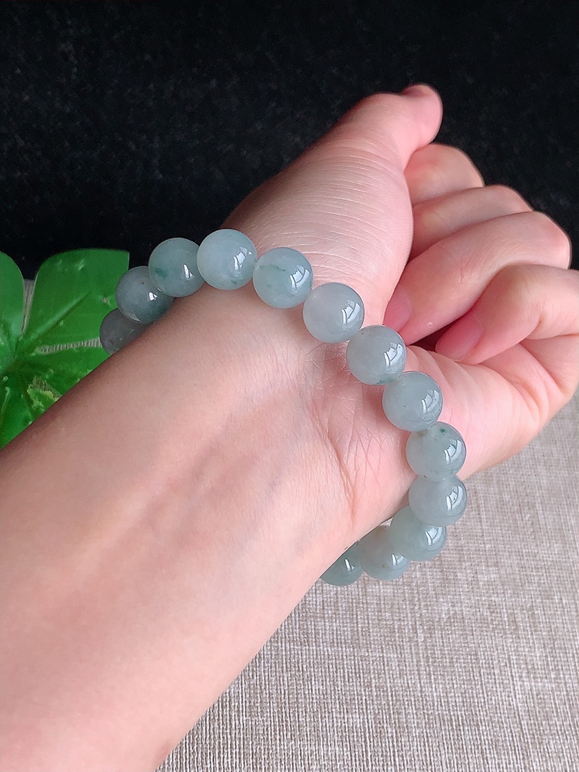 天然A货翡翠飘花圆珠佛珠手串19颗 
尺寸9.9mm 重量32.30g 0404