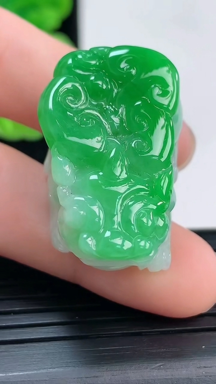 天然A货翡翠貔貅吊坠尺寸30.2-19.4-14重量:18.53g
4月4日