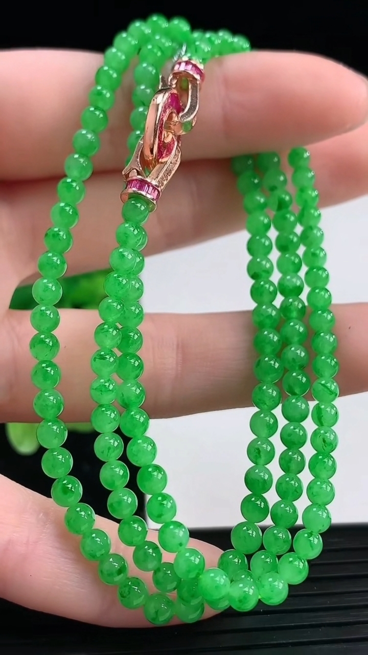 天然A货翡翠小米珠项链尺寸3.5-148颗重量:13.88g4月4日
工厂直销收藏佳品,种好水足，色泽均匀，有种有色，上手高大气！